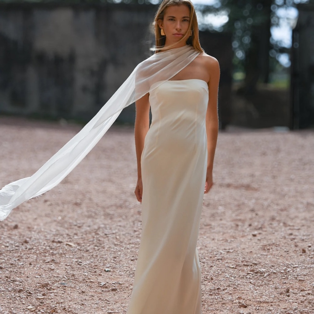 Chic Strapless Cream Dress